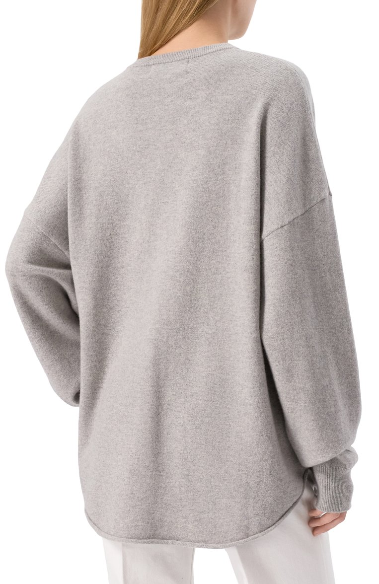 Женский кашемировый пуловер EXTREME CASHMERE серого цвета, арт. 053-003-01-FE-01 | Фото 4 (Материал внешний: Шерсть, Кашемир; Рукава: Длинные; Длина (для топов): Удлиненные; Женское Кросс-КТ: Пуловер-одежда; Стили: Кэжуэл)
