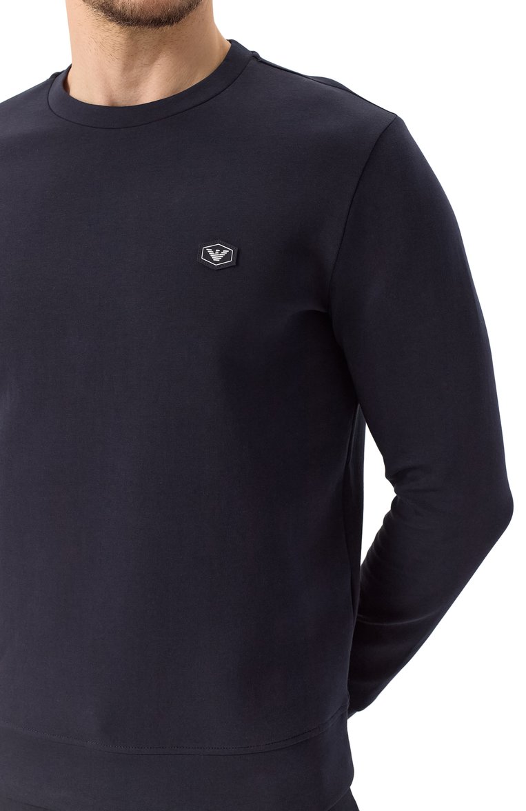 Мужской хлопковый свитшот EMPORIO ARMANI темно-синего цвета, арт. 8N1MD1/1JHSZ | Фото 5 (Драгоценные камни: Проставлено; Рукава: Дл�инные; Длина (для топов): Стандартные; Материал сплава: Проставлено; Мужское Кросс-КТ: свитшот-одежда; Принт: Без принта; Стили: Спорт-шик; Материал внешний: Хлопок)