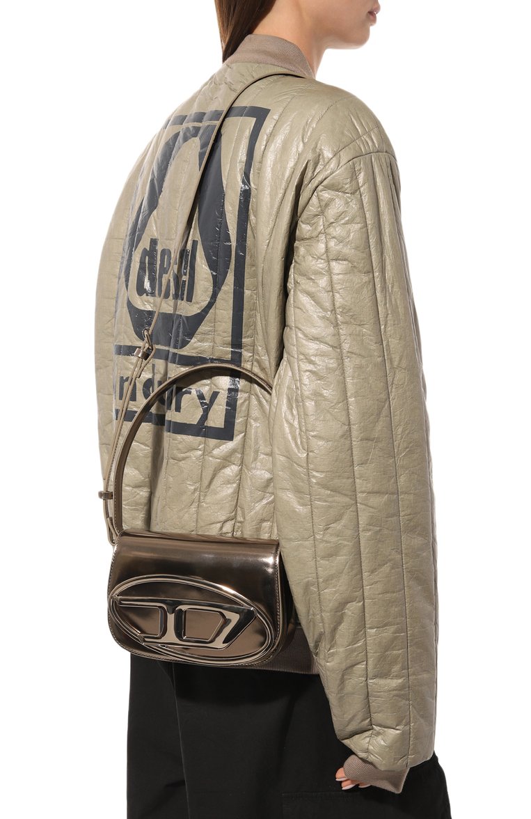 Женская сумка 1dr DIESEL золотого цвета, арт. X08396/PS202 | Фото 2 (Ремень/цепочка: На ремешке; Материал: Натуральная кожа; Драгоценные камни: Проставлено; Размер: mini; Материал сплава: Проставлено; Сумки-технические: Сумки top-handle)