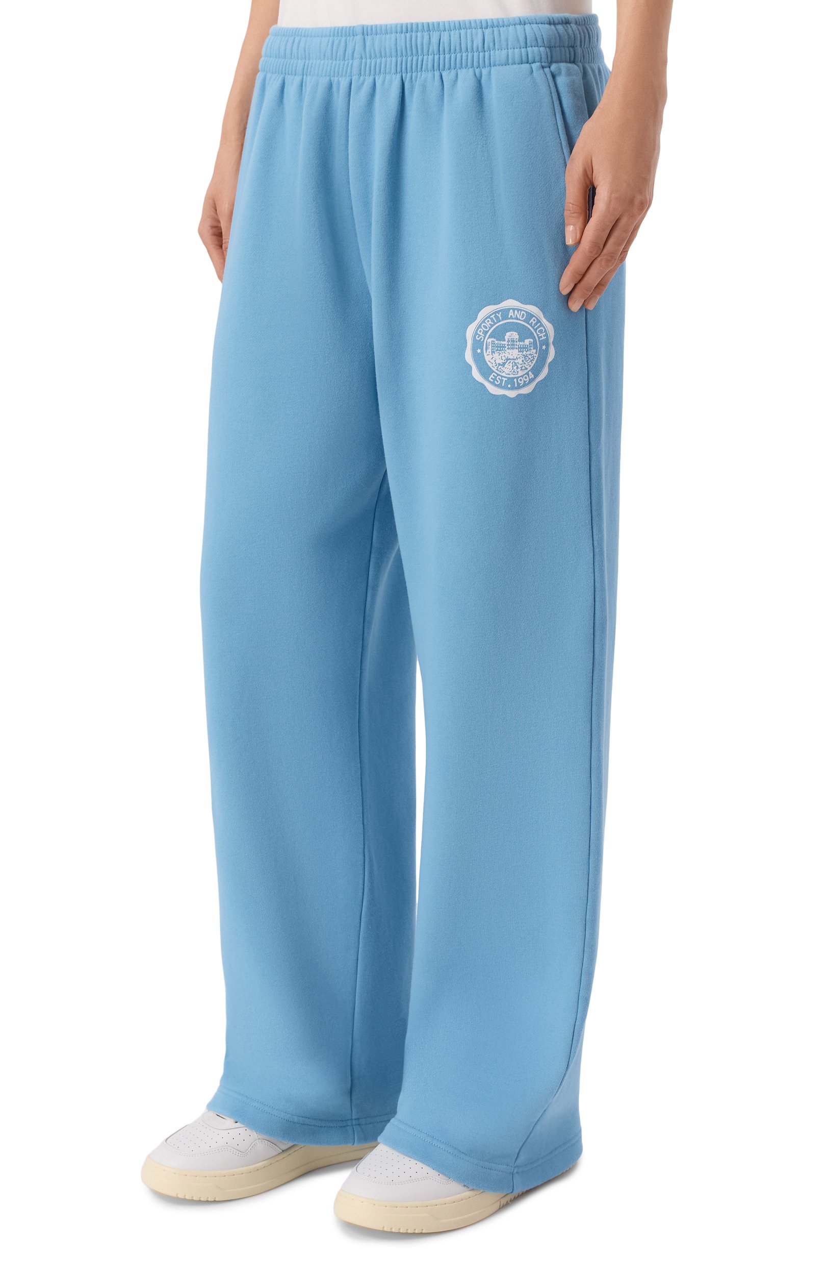 Хлопковые брюки sporty & rich x juicy couture SPORTY AND RICH голубого цвета по цене 35050 руб., арт. PA085716692BL50/JUICY EMBLEM WIDE SWEATPANT, фото 3 Хлопковые брюки sporty & rich x juicy couture SPORTY AND RICH, арт. PA085716692BL50/JUICY EMBLEM WIDE SWEATPANT, фото 3