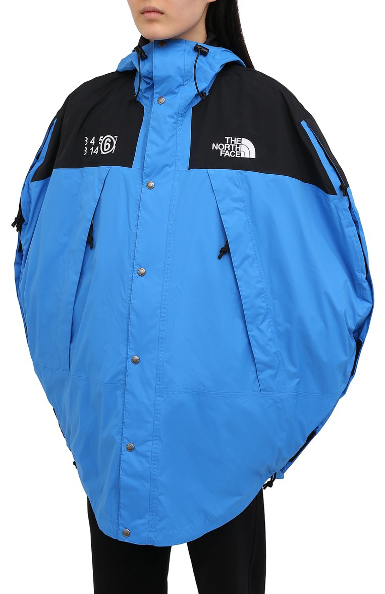 �Женская куртка mm6 x the north face MM6 голубого цвета, арт. S62AN0040/S53390 | Фото 6 (Материал внешний: Синтетический материал; Материал подклада: Синтетический материал; Рукава: Короткие; Кросс-КТ: Ветровка, Куртка; Длина (верхняя одежда): До середины бедра; Драгоценные камни: Проставлено; Материал сплава: Проставлено; Региональные ограничения белый список (Axapta Mercury): Не проставлено)