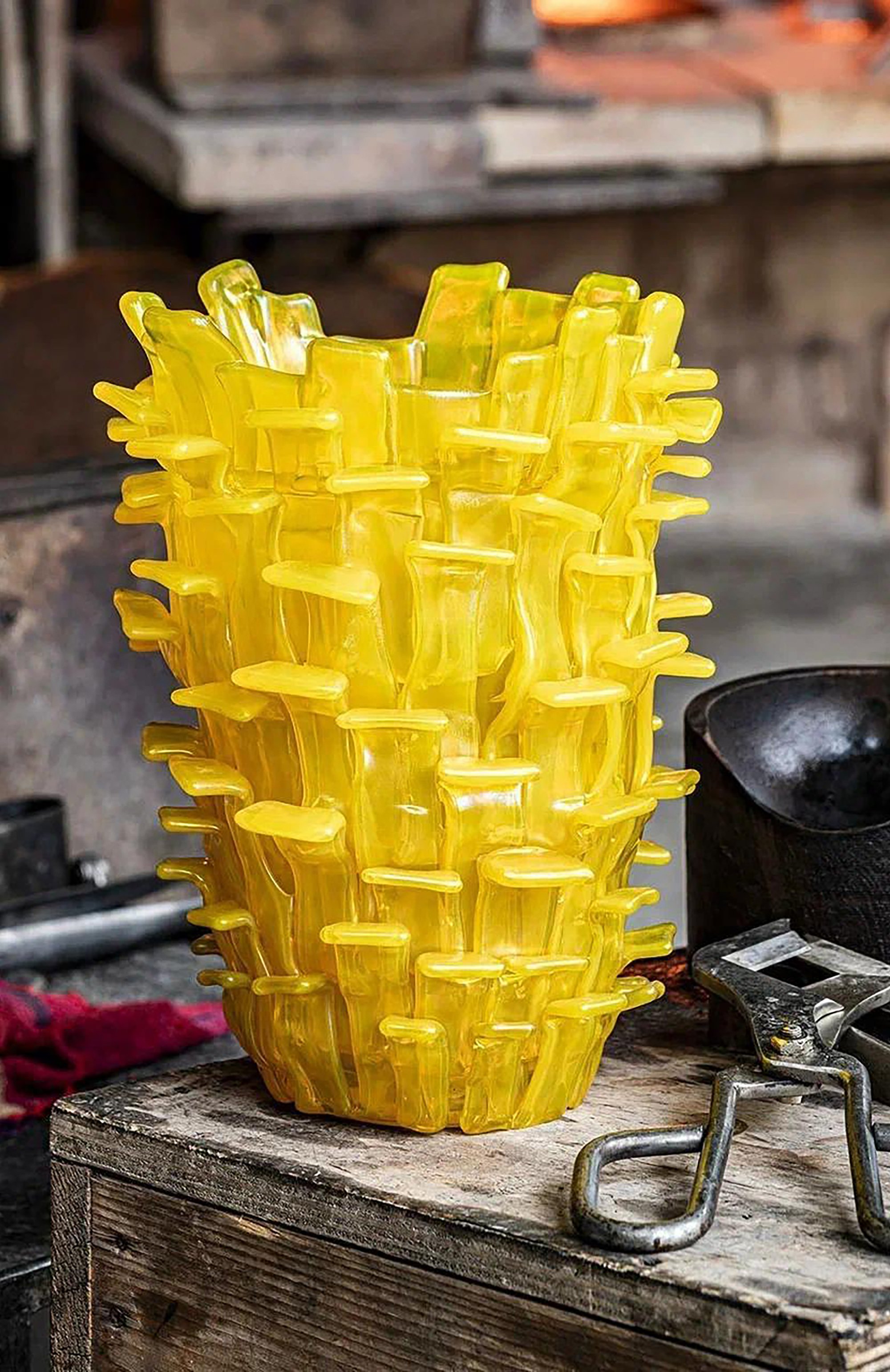 Ваза ritagli VENINI желтого цвета по цене 994500 руб., арт. LT355200000X0BL0, фото 2 Ваза ritagli VENINI, арт. LT355200000X0BL0, фото 2