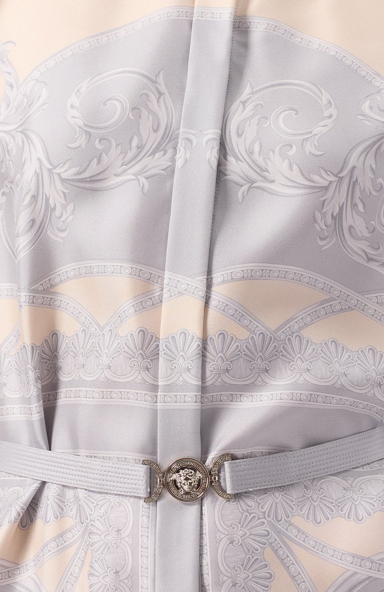 Женское шелковое платье VERSACE светло-серого цвета, арт. 1018622/1A13359 | Фото 6 (Длина Ж (юбки, платья, шорты): До колена; Рукава: Длинные; Материал внешний: Шелк; Женское Кросс-КТ: Платье-одежда; Стили: Кэжуэл; Случай: Повседневный)
