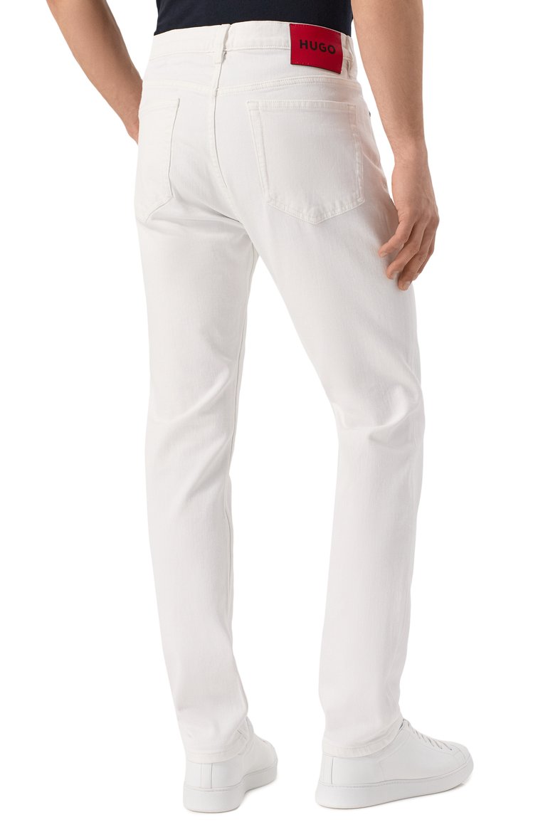 Мужские джинсы slim fit HUGO белого цвета, арт. 50530605 | Фото 4 (Длина (брюки, джинсы): Стандартные; Материал внешний: Хлопок, Деним; Кросс-КТ: Деним; Силуэт М (брюки): Прямые; Стили: Кэжуэл, Повседневный; Детали: Однотонный; Автоматизация состава: Проставлено; Автоматизация ТО: Проставлено)