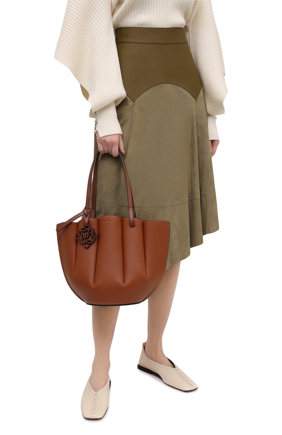 Сумка-тоут shell small LOEWE коричневого цвета по цене 219500 руб., арт. A657T33X02, фото 2 Сумка-тоут shell small LOEWE, арт. A657T33X02, фото 2