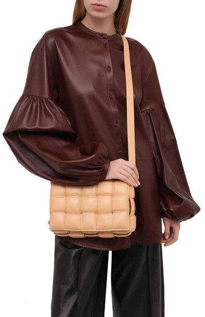 Сумка padded cassette BOTTEGA VENETA бежевого цвета по цене 523000 руб., арт. 591970/VCQR1, фото 2 Сумка padded cassette BOTTEGA VENETA, арт. 591970/VCQR1, фото 2