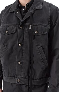 Мужской джинсовый жилет ANN DEMEULEMEESTER черного цвета, арт. B0010293/FA039 | Фото 5 (Длина (верхняя одежда): Короткие; Драгоценные камни: Проставлено; Материал сплава: Проставлено; Кросс-КТ: Деним; Материал внешний: Деним, Хлопок; Стили: Гранж)