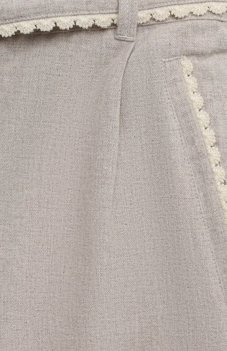 Детские хлопковые шорты CHLOÉ светло-серого цвета, арт. C14753/14A | Фото 3 (Материал внешний: Хлопок; Нос: Не проставлено; Случай: Повседневный; Девочки Кросс-КТ: Шорты-одежда; Автоматизация состава: Проставлено; Ростовка одежда: 13 - 15 лет | 158 см)