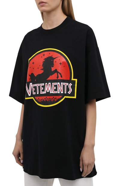Хлопковая футболка VETEMENTS черного цвета по цене 43750 руб., арт. UA52TR320B 1602/W, фото 3 Хлопковая футболка VETEMENTS, арт. UA52TR320B 1602/W, фото 3
