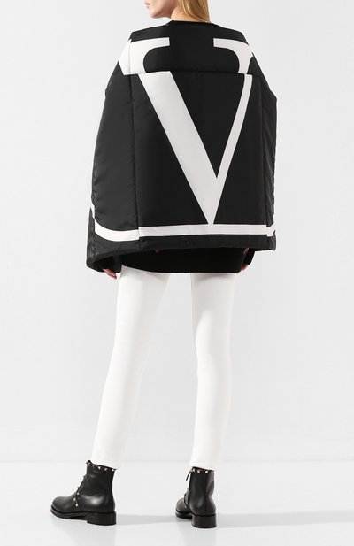 Накидка VALENTINO черного цвета по цене 98400 руб., арт. SW2ED007/DWZ, фото 2 Накидка VALENTINO, арт. SW2ED007/DWZ, фото 2