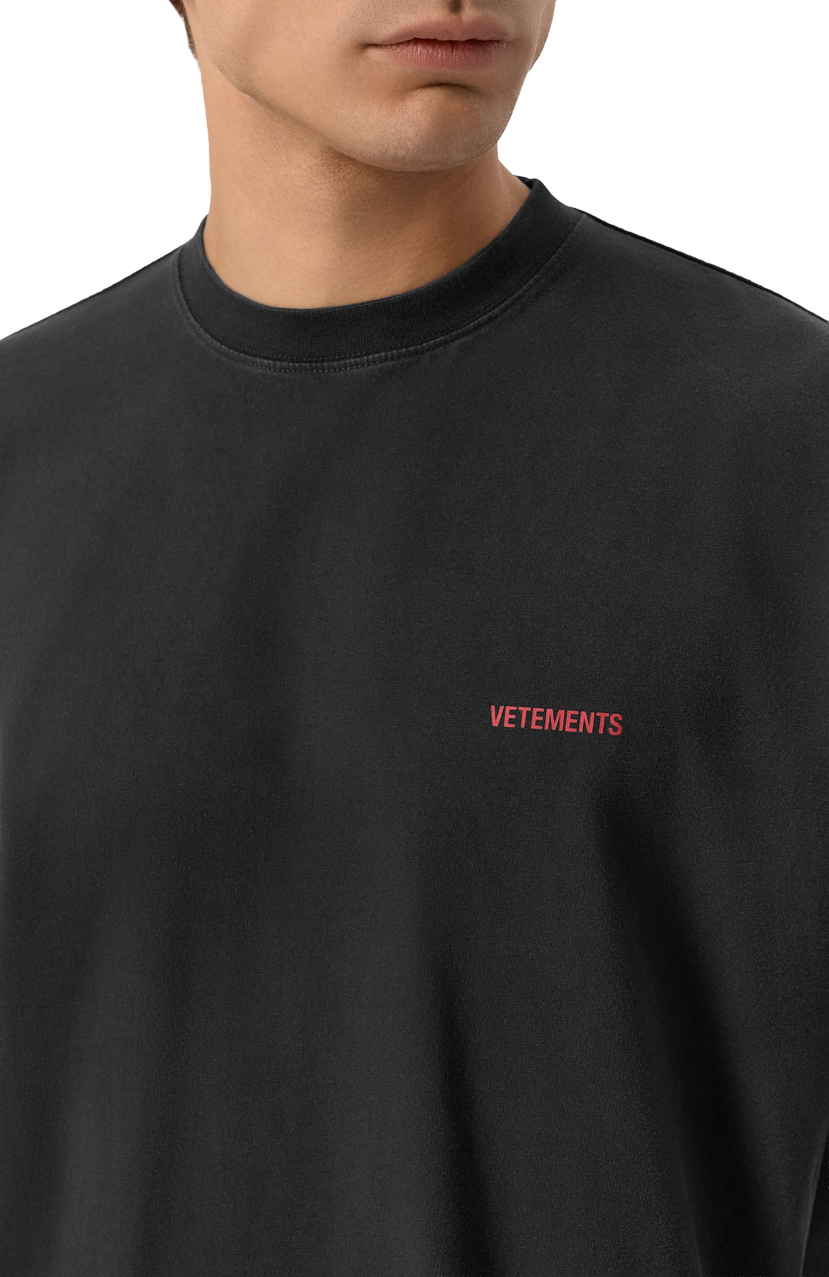 Хлопковая футболка VETEMENTS черного цвета по цене 63200 руб., арт. MH27TR142B, фото 6 Хлопковая футболка VETEMENTS, арт. MH27TR142B, фото 6