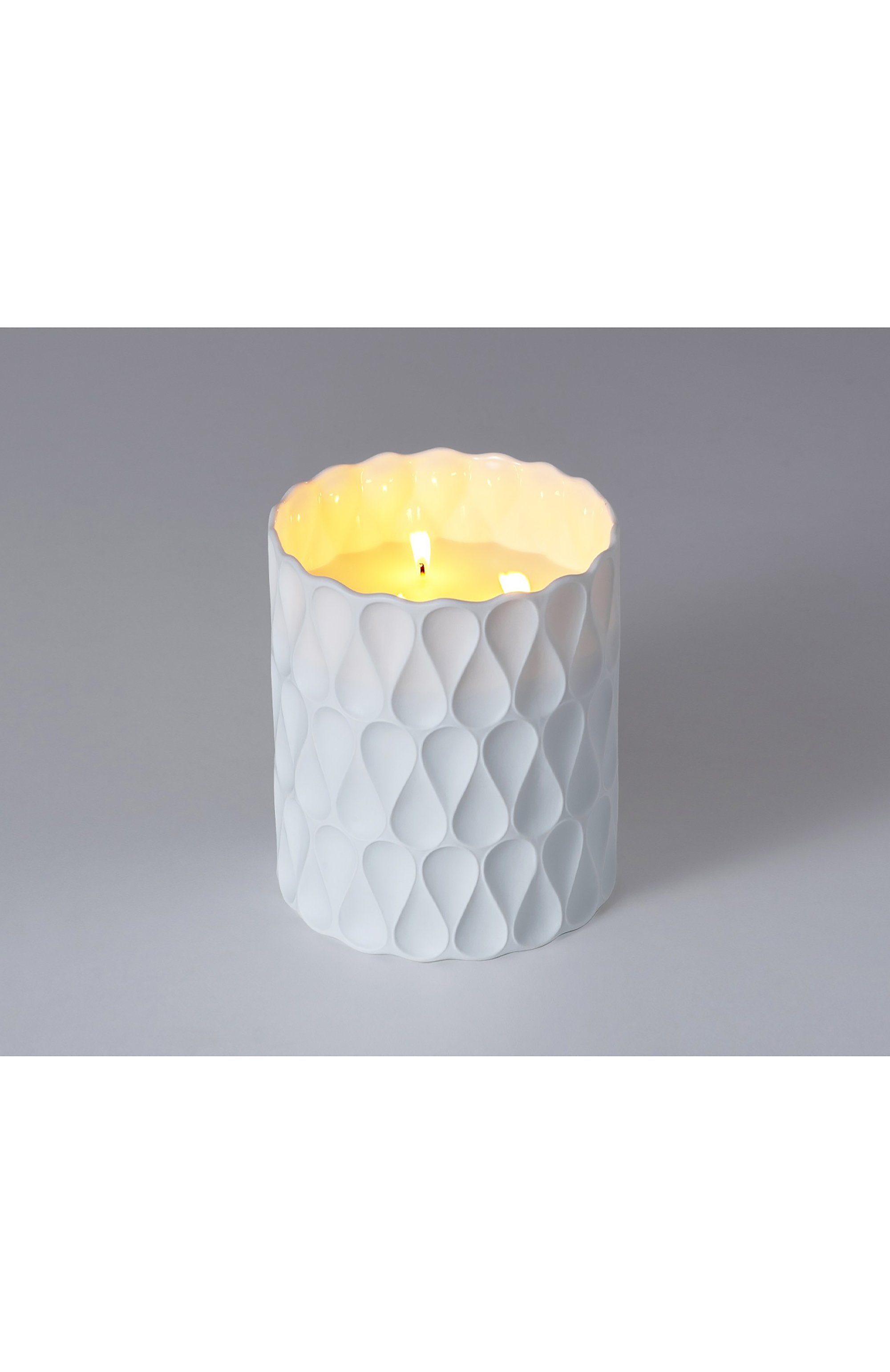 Свеча legende rue des archiv BERNARDAUD белого цвета по цене 83250 руб., арт. 0295/24549, фото 2 Свеча legende rue des archiv BERNARDAUD, арт. 0295/24549, фото 2