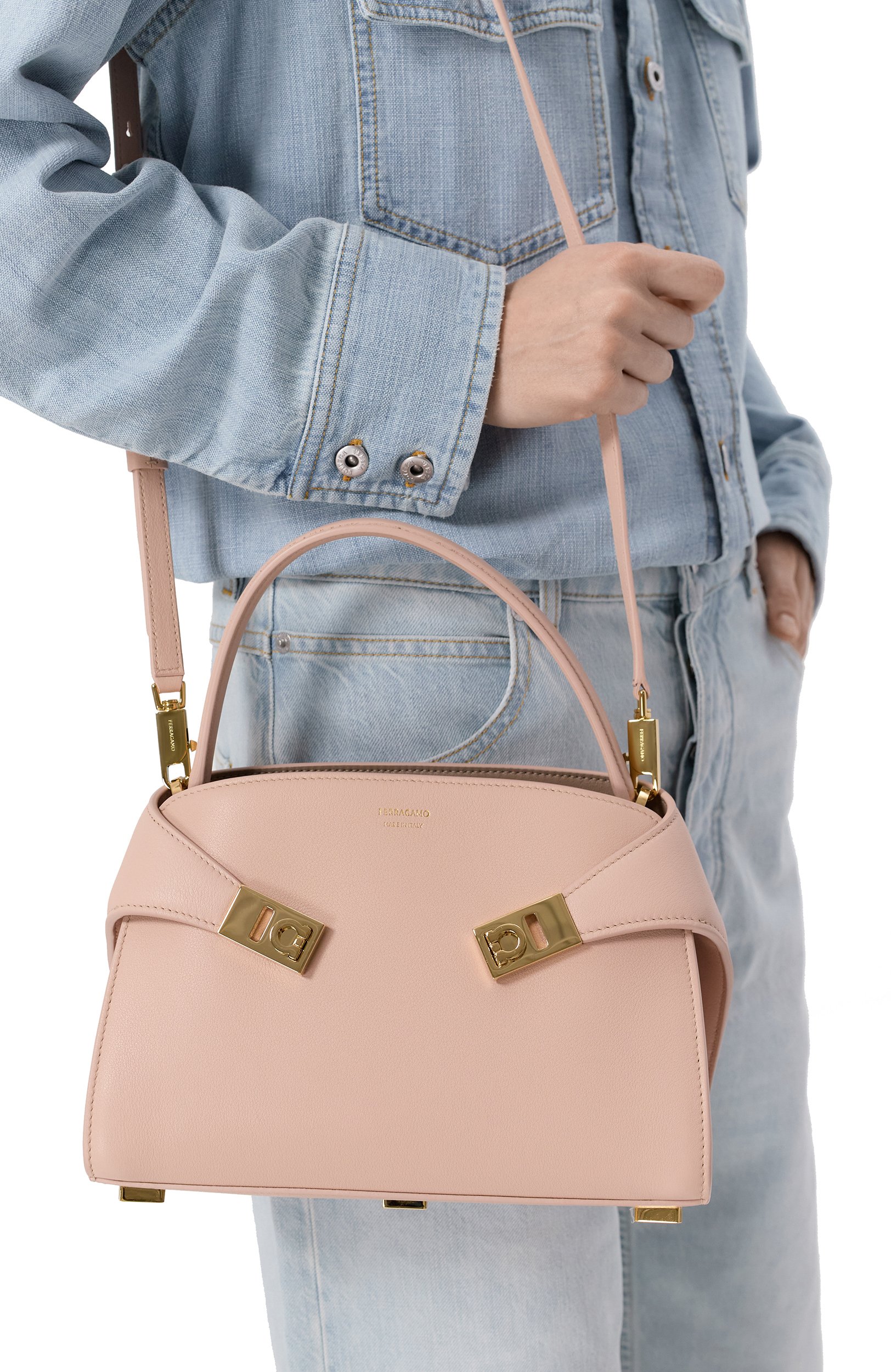 Сумка hug xs FERRAGAMO розового цвета по цене 296000 руб., арт. 21A711/795368, фото 2 Сумка hug xs FERRAGAMO, арт. 21A711/795368, фото 2