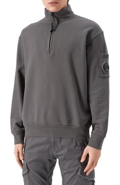 Мужской хлопковый свитшот C.P. COMPANY серого цвета, арт. 18CMSS125A110044R | Фото 3 (Мужское Кросс-КТ: свитшот-одежда; Рукава: Длинные; Материал сплава: Проставлено; Драгоценные камни: Проставлено; Длина (для топов): Стандартные; Принт: Без принта; Стили: Кэжуэл; Материал внешний: Хлопок)
