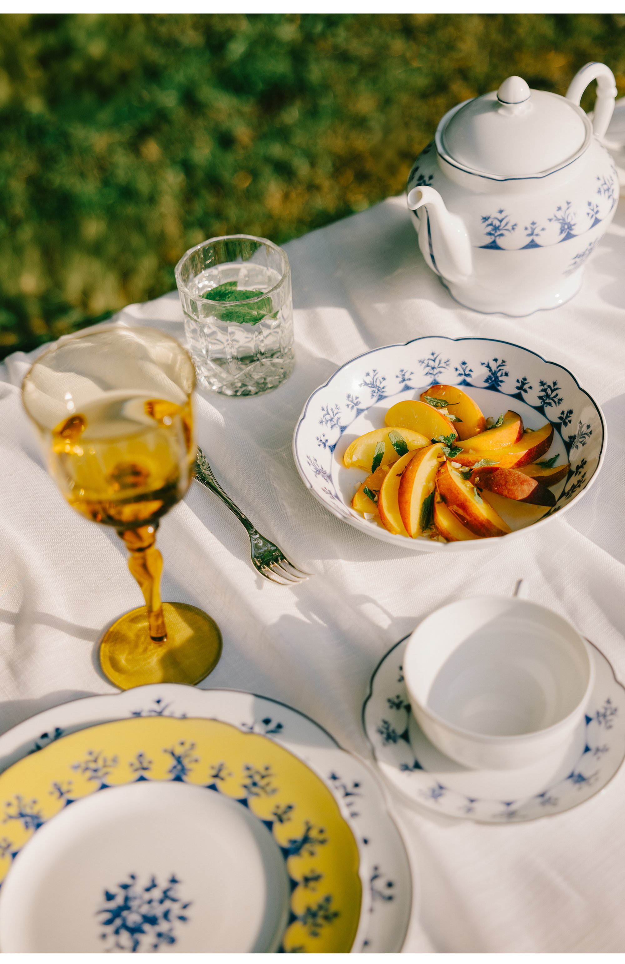 Блюдо для гарнира chateaubriand BERNARDAUD синего цвета по цене 33000 руб., арт. 2595/53, фото 3 Блюдо для гарнира chateaubriand BERNARDAUD, арт. 2595/53, фото 3