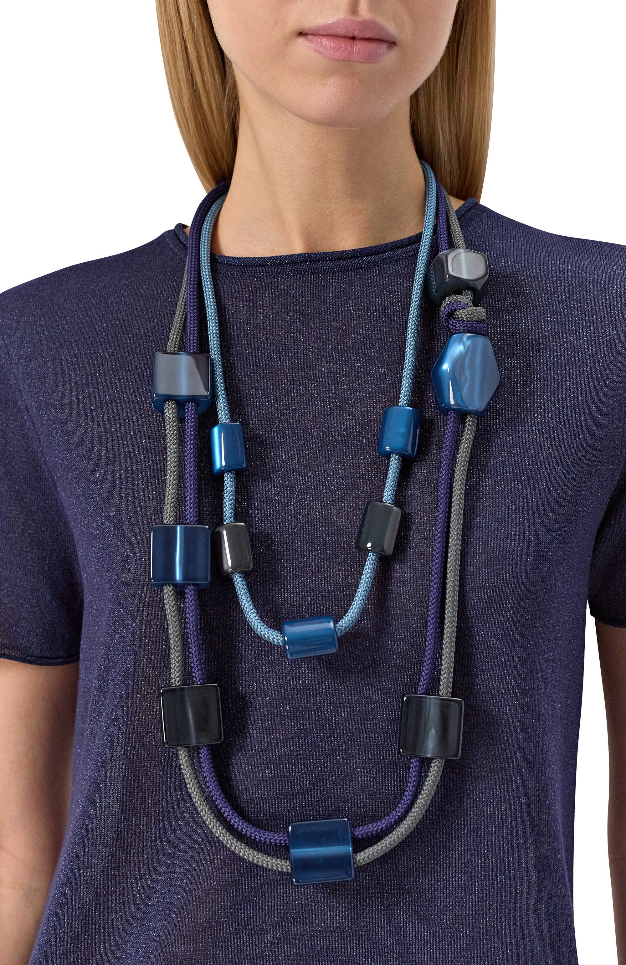 Колье EMPORIO ARMANI синего цвета по цене 45500 руб., арт. EW001795 AF15488, фото 2 Колье EMPORIO ARMANI, арт. EW001795 AF15488, фото 2