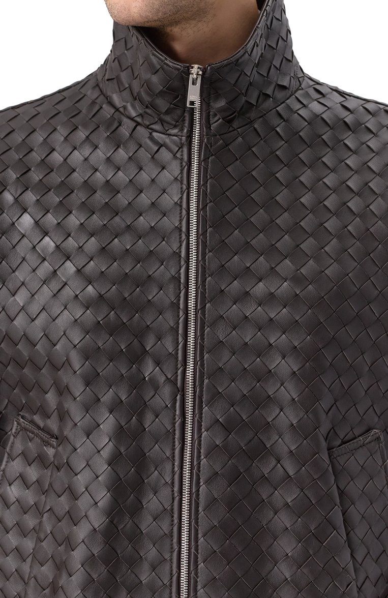 Мужской кожаный бомбер BOTTEGA VENETA темно-коричневого цвета, арт. 811525/V2JG0 | Фото 5 (Материал подклада: Хлопок; Длина (верхняя одежда): Короткие; Рукава: Длинные; Материал внешний: Натуральная кожа; Стили: Кэжуэл; Мужское Кросс-КТ: Кожа и замша; Принт: Без принта; Кросс-КТ: бомбер, Легкие; Детали: Без декора; Автоматизация состава: Проставлено; Автоматизация ТО: Проставлено)