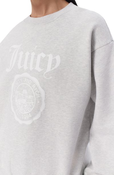 Хлопковый свитшот sporty & rich x juicy couture SPORTY AND RICH серого цвета по цене 32200 руб., арт. ST071716691GY03/JUICY EMBLEM CREWNECK, фото 5 Хлопковый свитшот sporty & rich x juicy couture SPORTY AND RICH, арт. ST071716691GY03/JUICY EMBLEM CREWNECK, фото 5