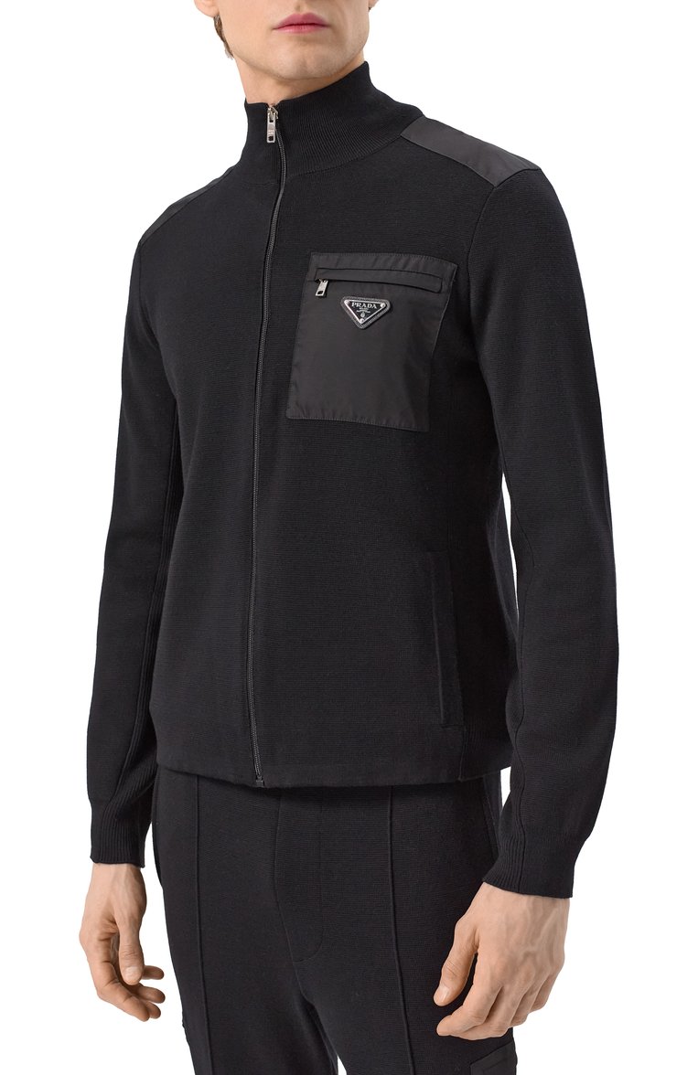 Мужской шерстяной кардиган PRADA черного цвета, арт. UMG046-1YDT-F0002-211 | Фото 3 (Рукава: Длинные; Материал внешний: Шерсть; Длина (для топов): Стандартные; Мужское Кросс-КТ: Кардиган-одежда; Стили: Спорт-шик; Нос: Не проставлено; Застежка: Молния)