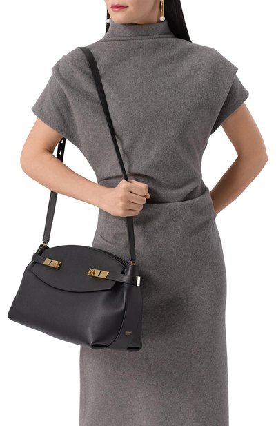 Сумка hug soft large FERRAGAMO черного цвета по цене 343000 руб., арт. 215890/766675, фото 2 Сумка hug soft large FERRAGAMO, арт. 215890/766675, фото 2