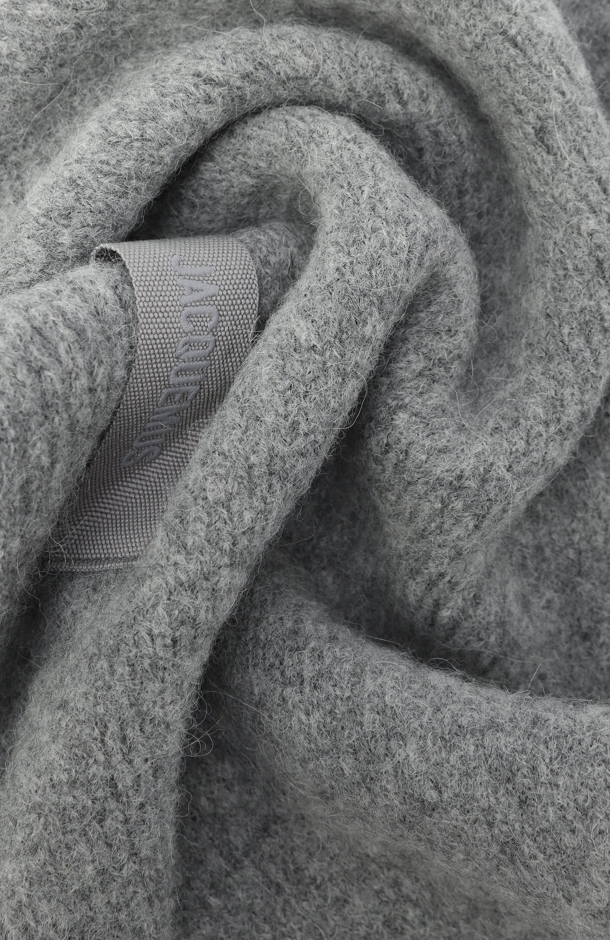 Шерстяной шарф-косынка JACQUEMUS серого цвета по цене 29950 руб., арт. 24HACU00669/AK00227, фото 3 Шерстяной шарф-косынка JACQUEMUS, арт. 24HACU00669/AK00227, фото 3