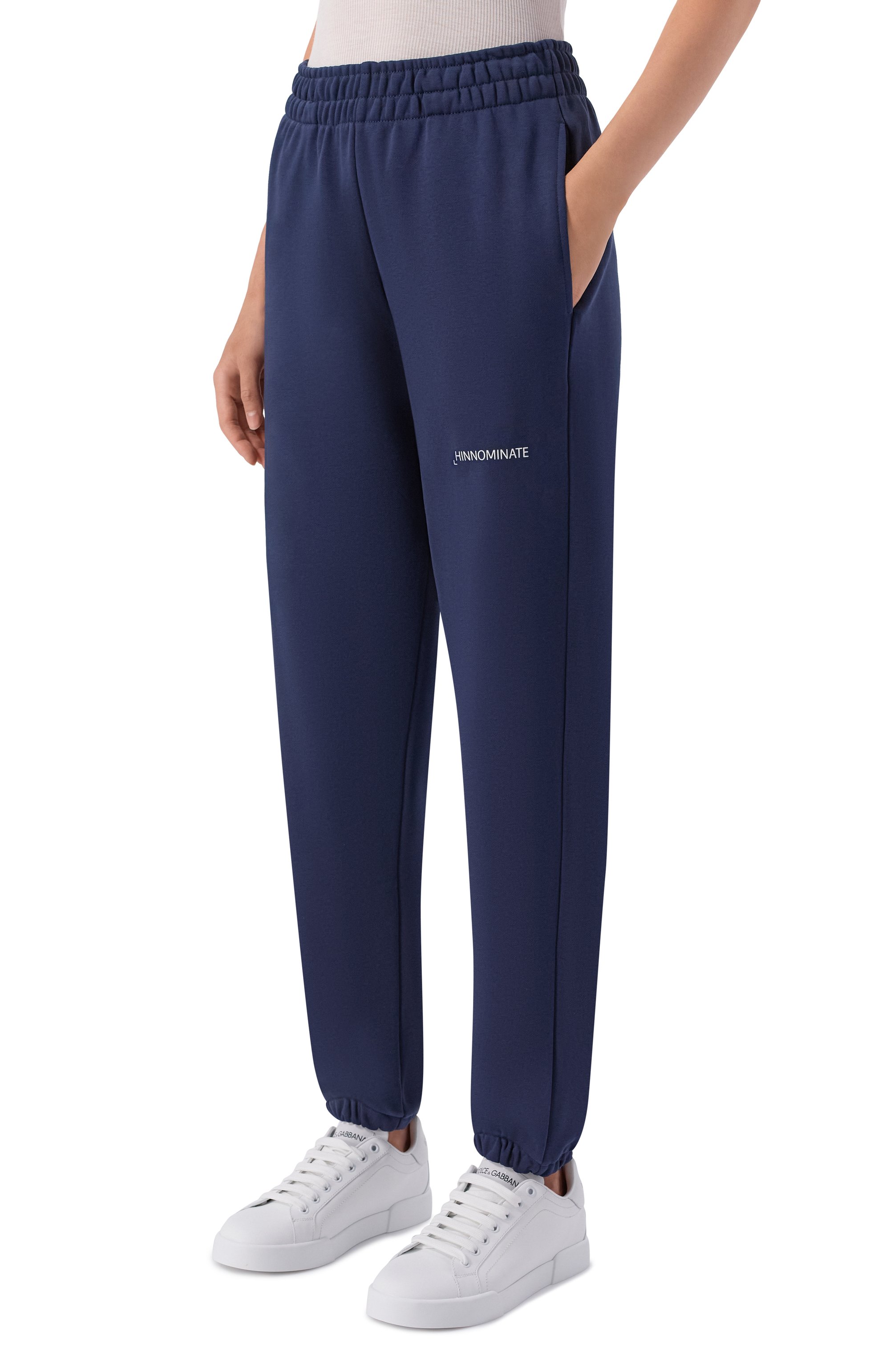 Хлопковые джоггеры HINNOMINATE синего цвета по цене 9950 руб., арт. HMABW02374, фото 3 Хлопковые джоггеры HINNOMINATE, арт. HMABW02374, фото 3