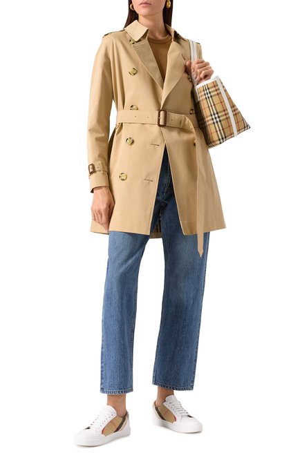 Женский хлопковый тренч BURBERRY бежевого цвета, арт. 8079417 | Фото 2 (Материал подклада: Хлопок; Рукава: Длинные; Длина (верхняя одежда): До середины бедра; Драгоценные камни: Проставлено; Материал сплава: Проставлено)