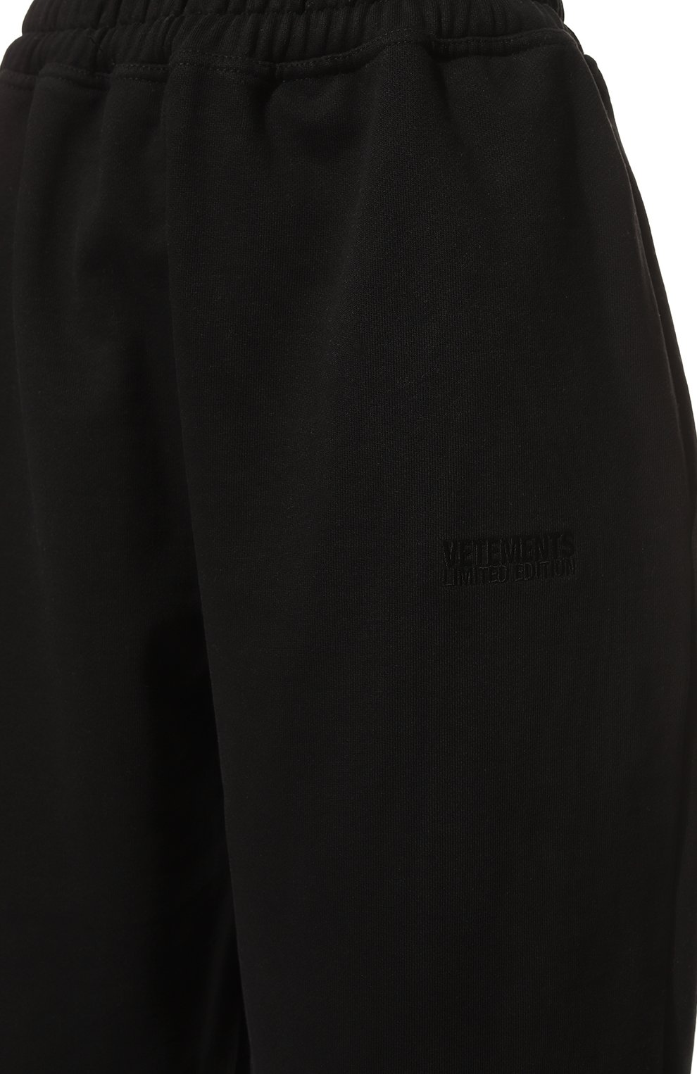 Хлопковые джоггеры VETEMENTS черного цвета по цене 105000 руб., арт. UA53SP600B, фото 5 Хлопковые джоггеры VETEMENTS, арт. UA53SP600B, фото 5