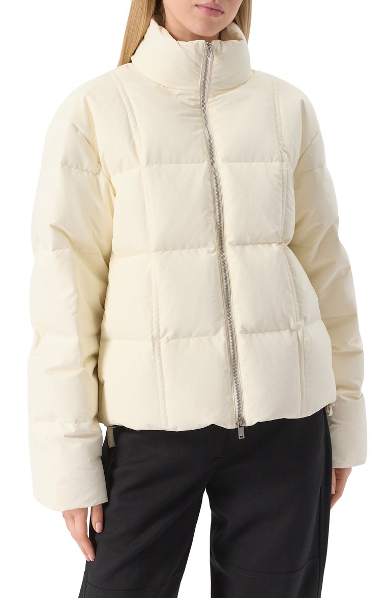 Женский пуховик JIL SANDER кремового цвета, арт. J40AF0170-J74276 | Фото 3 (Материал подклада: Синтетический материал; Материал внешний: Синтетический материал; Длина (верхняя одежда): Короткие; Материал утеплителя: Пух и перо; Рукава: Длинные; Кросс-КТ: Пуховик; Стили: Минимализм; Автоматизация состава: Проставлено; Автоматизация ТО: Проставлено)