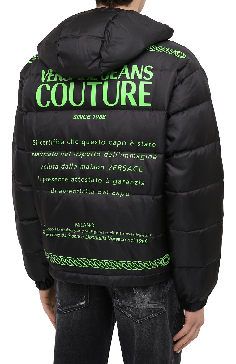 Мужская пуховик VERSACE JEANS COUTURE черного цвета, арт. E5GZA913-ZUP413/25133 | Фото 4 (Рукава: Длинные; Материал подклада: Синтетический материал; Материал внешний: Синтетический материал; Длина (верхняя одежда): Короткие; Мужское Кросс-КТ: Пуховик-верхняя одежда, Верхняя одежда, пухов�ик-короткий; Стили: Кэжуэл; Кросс-КТ: Пуховик, Куртка; Материал утеплителя: Пух и перо; Драгоценные камни: Проставлено; Материал сплава: Проставлено)