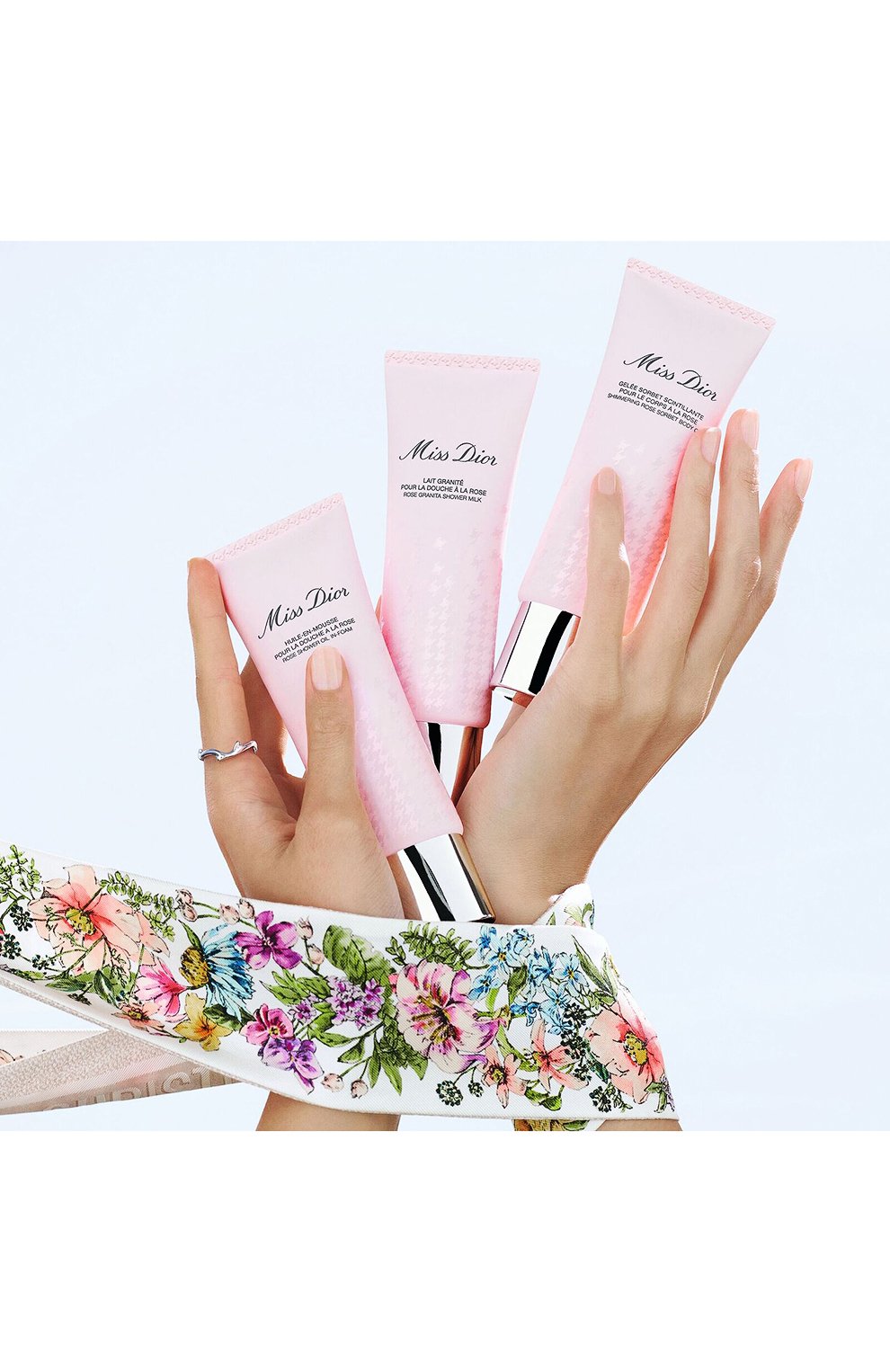 Парфюмированное масло для душа miss dior rose shower oil-in-foam (75ml) DIOR бесцветного цвета по цене 5650 руб., арт. C099700546, фото 3 Парфюмированное масло для душа miss dior rose shower oil-in-foam (75ml) DIOR, арт. C099700546, фото 3