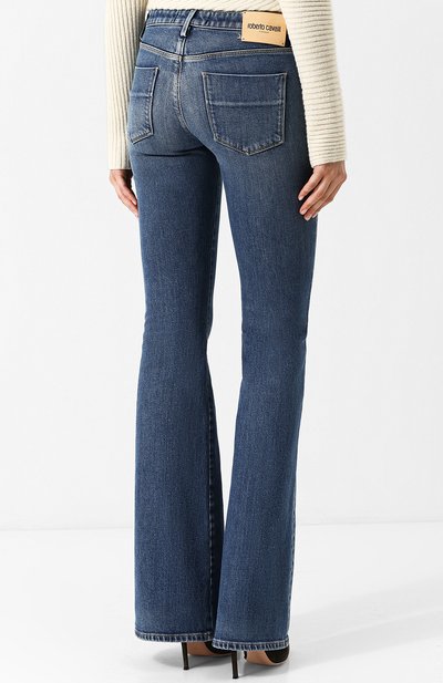 Расклешенные джинсы с потертостями ROBERTO CAVALLI, арт. HQJ233/DS001, фото 4