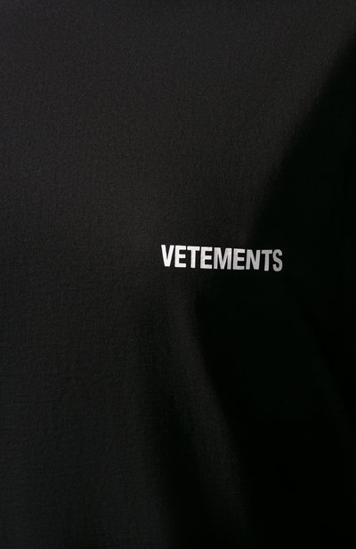 Хлопковая футболка VETEMENTS черного цвета по цене 31100 руб., арт. UAH21TR501 1600/W, фото 5 Хлопковая футболка VETEMENTS, арт. UAH21TR501 1600/W, фото 5