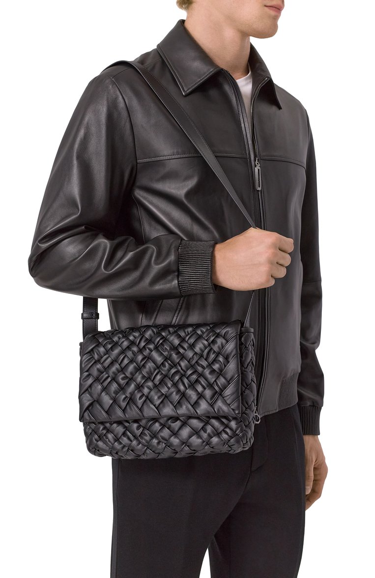 Мужская сумка rumple BOTTEGA VENETA черного цвета, арт. 815805/V52Z1 | Фото 2 (Размер: medium; Материал: Натуральная кожа; Ремень/цепочка: На ремешке; Автоматизация ТО: Проставлено; А�втоматизация состава: Проставлено)