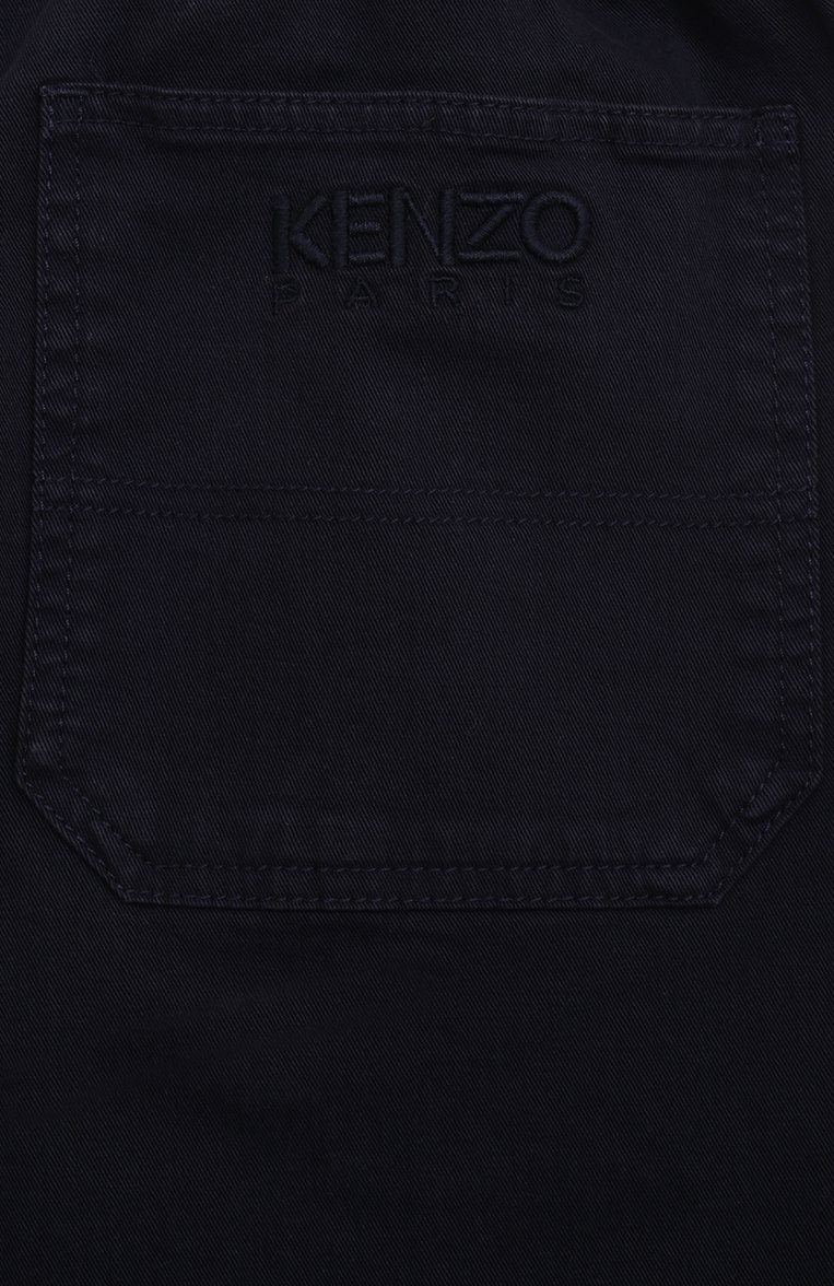 Детские хлопковые брюки KENZO темно-синего цвета, арт. K60731 | Фото 3 (Нос: Не проставлено; Материал внешний: Хлопок; Случай: Повседневный; Автоматизация состава: Проставлено; Ростовка одежда: 5 лет | 110 см, 10 - 11 лет | 140 - 146см, 8 лет | 128 см, 12 лет | 152 см, 6 лет | 116 см, 4 года | 104 см)