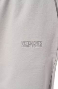 Мужского хлопковые шорты VETEMENTS светло-серого цвета, арт. UE54SS160W | Фото 5 (Женское Кросс-КТ: Шорты-одежда; Региональные ограничения белый список (Axapta Mercury): Не проставлено; Кросс-КТ: Широкие; Нос: Не проставлено; Материал внешний: Хлопок; Стили: Спорт-шик)