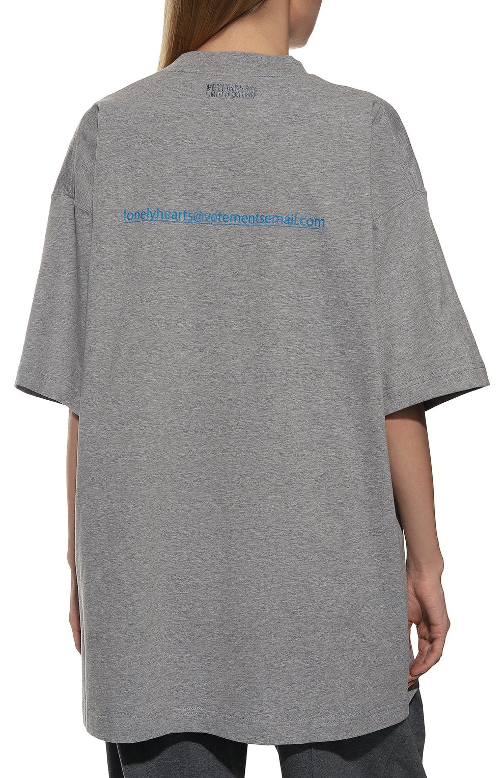 Хлопковая футболка VETEMENTS серого цвета по цене 35250 руб., арт. UE52TR190G 1611/M, фото 4 Хлопковая футболка VETEMENTS, арт. UE52TR190G 1611/M, фото 4