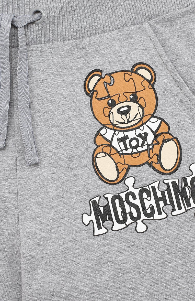 Детские хлопковые джоггеры MOSCHINO серого цвета, арт. HUP040/LDA14/10A-14A | Фото 3 (Материал внешний: Хлопок; Девочки Кросс-КТ: Брюки-одежда, Джоггеры-одежда, Брюки-спорт; Нос: Не проставлено; Ростовка одежда: 10 - 11 лет | 140 - 146см, 12 лет | 152 см, 13 - 15 лет | 158 см)