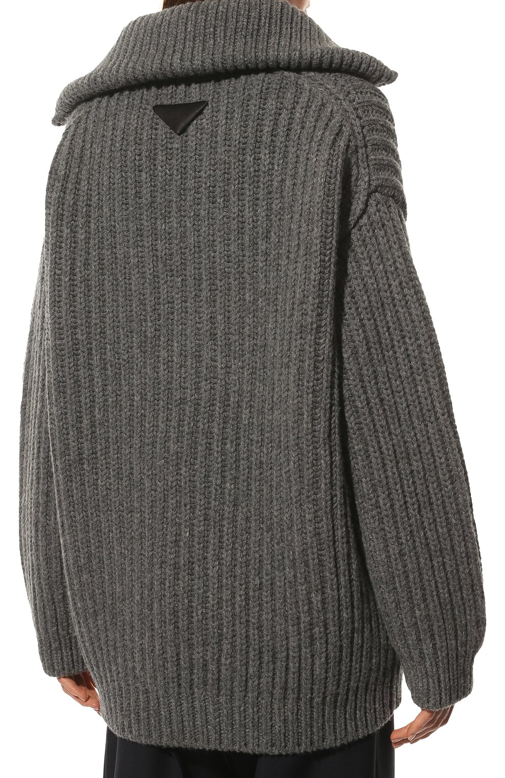 Шерстяной кардиган PRADA серого цвета по цене 225000 руб., арт. P25L25-100F-F0031-221, фото 4 Шерстяной кардиган PRADA, арт. P25L25-100F-F0031-221, фото 4