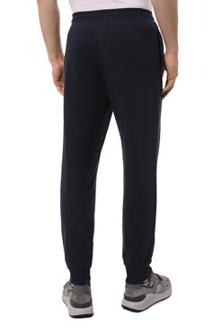 Мужские хлопковые джоггеры EMPORIO ARMANI темно-синего цвета, арт. 111690/4R566 | Фото 4 (Материал внешний: Хлопок; Драгоценные камни: Проставлено; Длина (брюки, джинсы): Стандартные; Материал сплава: Проставлено; Силуэт М (брюки): Джоггеры; Стили: Спорт-шик)
