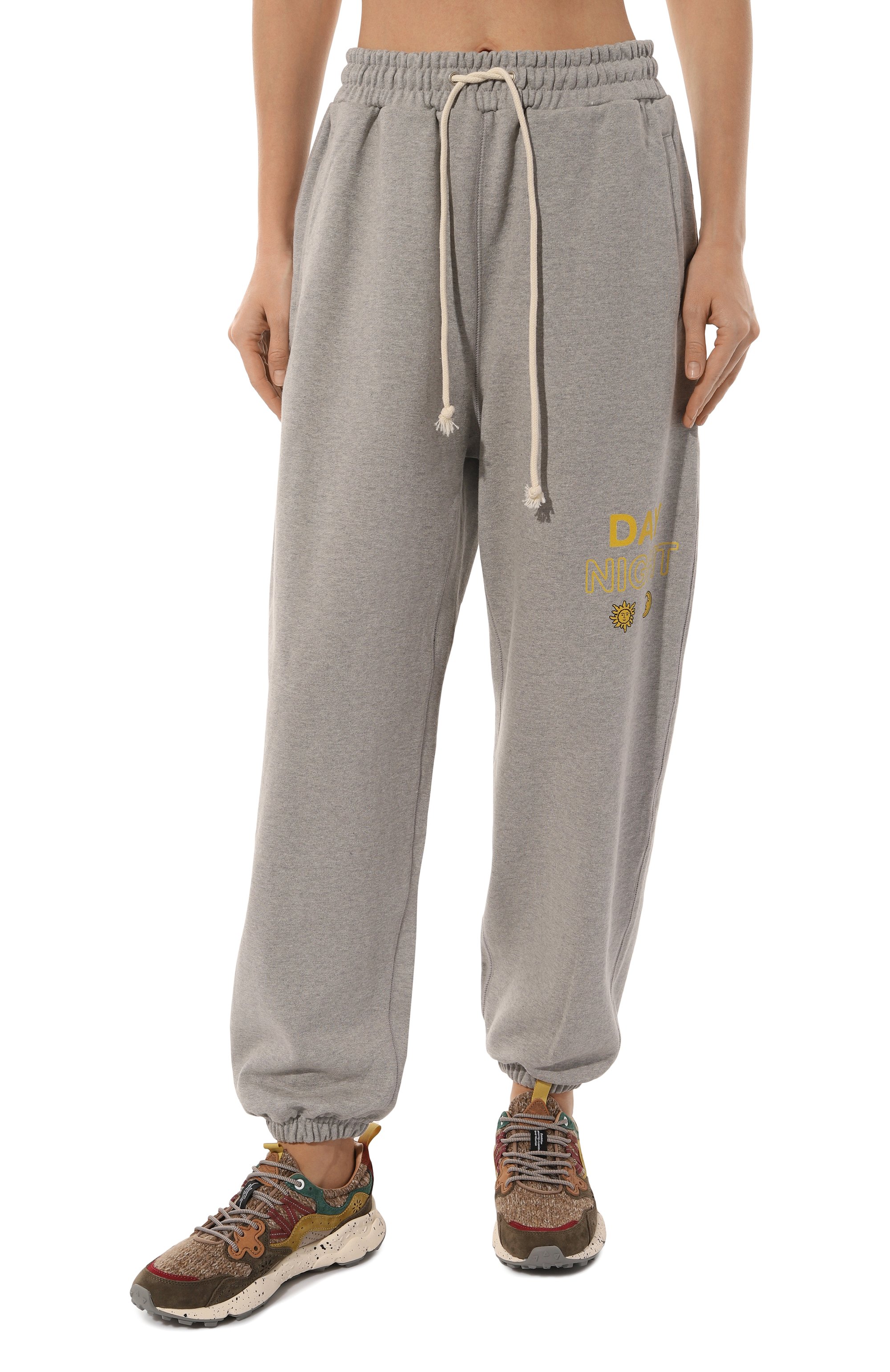 Хлопковые брюки AECA WHITE серого цвета по цене 17210 руб., арт. FWCMFWBDBSLSO004C0, фото 3 Хлопковые брюки AECA WHITE, арт. FWCMFWBDBSLSO004C0, фото 3