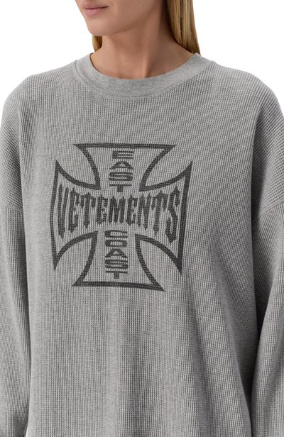 Хлопковый лонгслив VETEMENTS серого цвета по цене 109500 руб., арт. MH27LS264G, фото 5 Хлопковый лонгслив VETEMENTS, арт. MH27LS264G, фото 5