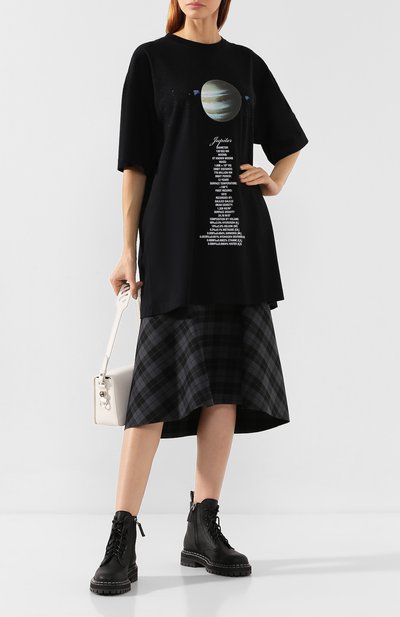 Хлопковая футболка VETEMENTS черного цвета по цене 53950 руб., арт. UAH20TR901/W, фото 2 Хлопковая футболка VETEMENTS, арт. UAH20TR901/W, фото 2