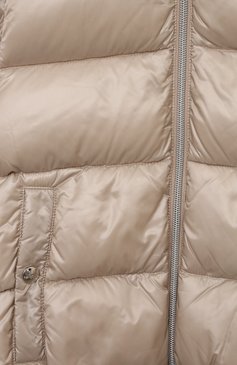 Детский пуховой жилет HERNO светло-бежевого цвета, арт. PI000019X/12017Z/10A-14A | Фото 3 (Материал внешний: Синтетический материал; Материал подклада: Синтетический материал; Материал утеплителя: Пух и перо; Драгоценные камни: Проставлено; Материал сплава: Проставлено; Девочки Кросс-КТ: Верхняя одежда; Рукава: Без рукавов; Кросс-КТ: Демисезон; Ростовка одежда: 12 лет | 152 см, 10 - 11 лет | 140 - 146см, 16 лет | 164 см)