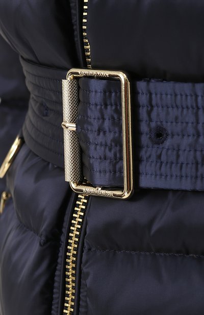 Удлиненный стеганый пуховик с меховой отделкой капюшона и поясом BURBERRY, арт. 4061055, фото 5