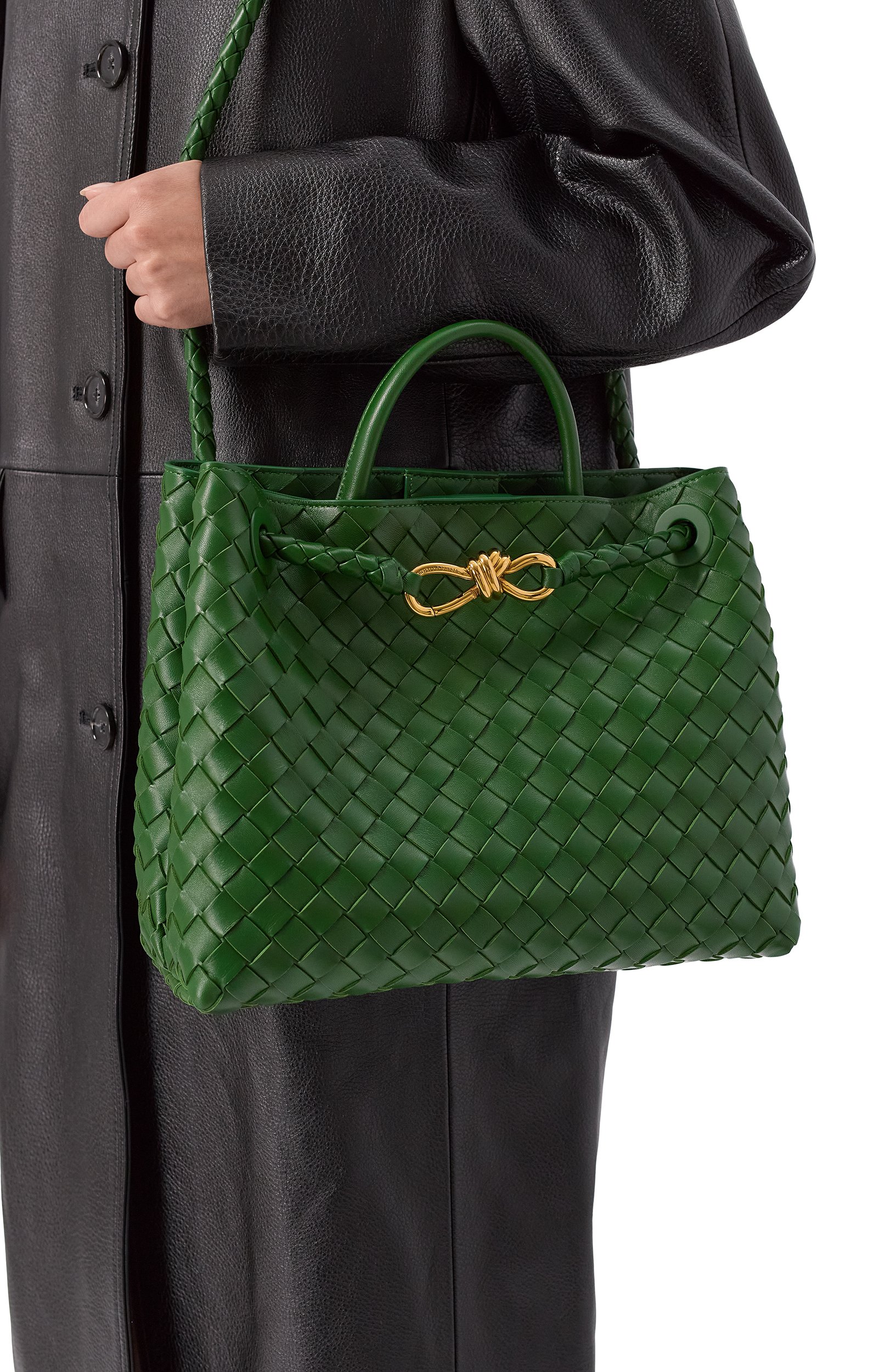 Сумка andiamo medium BOTTEGA VENETA зеленого цвета по цене 629500 руб., арт. 766016/VCPP1, фото 2 Сумка andiamo medium BOTTEGA VENETA, арт. 766016/VCPP1, фото 2