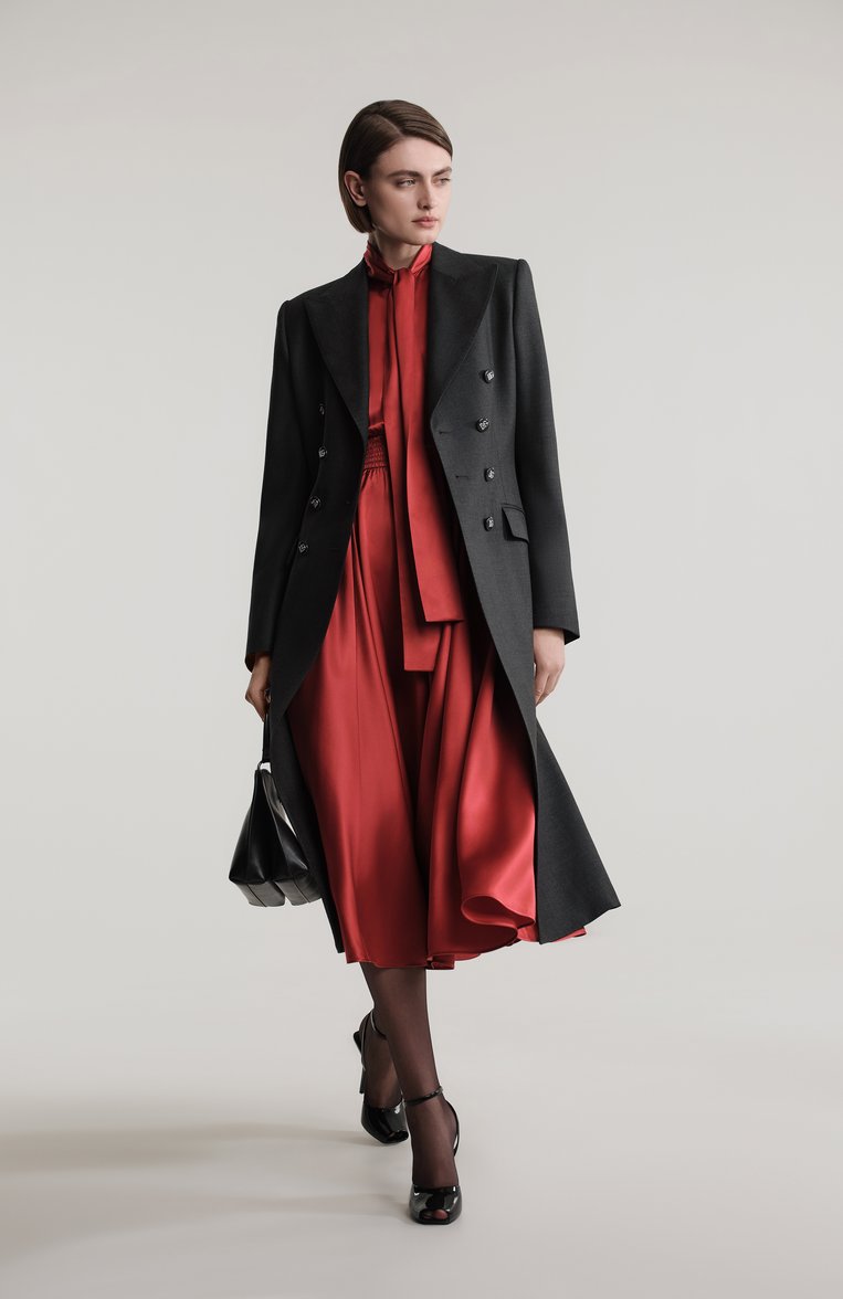 Женское атласное платье DOLCE & GABBANA красного цвета, арт. F6TKRT/FU1AU | Фото 7 (Материал внешний: Шелк; Рукава: Длинные; Длина Ж (юбки, платья, шорты): Миди; Женское Кросс-КТ: Платье-одежда; Случай: Повседневный; Стили: Романтичный; Автоматизация ТО: Проставлено; Размерность: Идёт в размер; Ав�томатизация состава: Проставлено)