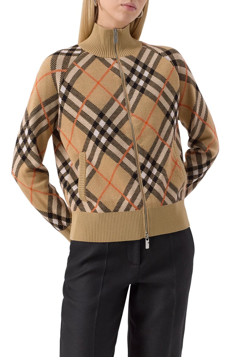 Женский шерстяной кардиган BURBERRY бежевого цвета, арт. 8094975 | Фото 3 (Драгоценные камни: Проставлено; Длина (для топов): Стандартные; Материал сплава: Проставлено; Материал внешний: Шерсть; Рукава: Длинные; Женское Кросс-КТ: кардиган-трикотаж, Кардиган-одежда; Стили: Кэжуэл)