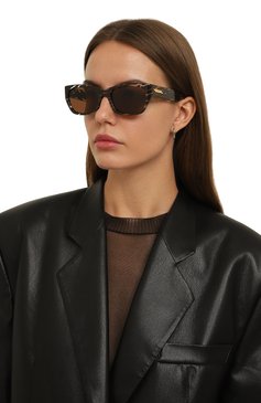 Женские солнцезащитные очки BOTTEGA VENETA коричневого цвета, арт. BV1143S 003 | Фото 2 (Материал: Пластик; Тип очков: С/з; Нос: Не проставлено; Региональные ограничения белый список (Axapta Mercury): Не проставлено; Оптика Гендер: оптика-женское; Очки форма: Прямоугольные)