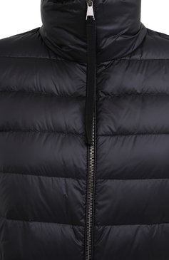 Женская пуховая куртка MONCLER черного цвета, арт. F2-093-9B512-00-A9018 | Фото 5 (Материал подклада: Синтетический материал; Материал утеплителя: Пух и перо; Материал внешний: Синтетический материал; Рукава: Длинные; Женское Кросс-КТ: Пуховик-куртка; Длина (верхняя одежда): Короткие; Кросс-КТ: Куртка, Утепленный; Стили: Спорт-шик; Драгоценные камни: Проставлено; Материал сплава: Проставлено)